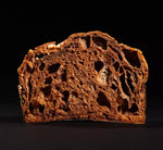 Un panettone ai tre cioccolati, deliziosamente soffice e ricco, presentato in un'elegante scatola regalo, rappresenta un sogno irrinunciabile per i veri appassionati del cioccolato.