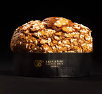 Un panettone artigianale ricco di tre cioccolati, impreziosito da granella di zucchero e presentato in un'elegante scatola regalo.