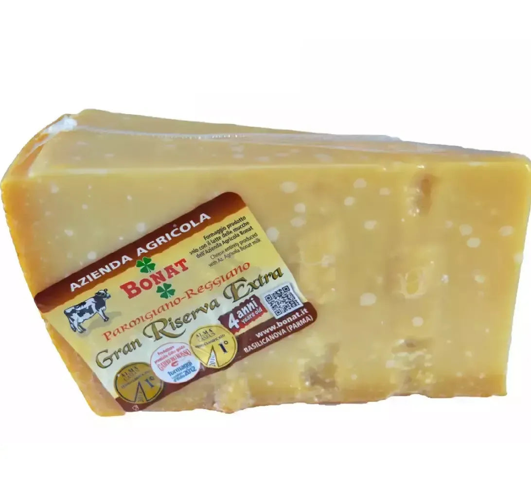 Un pezzo di Parmigiano Reggiano Bonat, stagionato per 4 anni, dal colore dorato, con cristalli visibili. Ogni scaglia offre un sapore intenso e l'unicità dell'umami.