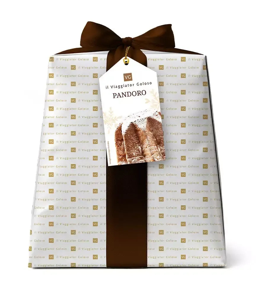 Un pandoro tradizionale, avvolto a mano e ornato con un fiocco marrone, pronto ad aggiungere dolcezza artigianale alle tue feste natalizie.