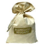 Un sacco di tela marchiato Parmigiano Reggiano è ripreso mentre contiene un formaggio DOP Bonat, stagionato per oltre 22 anni, dal profumo intenso.