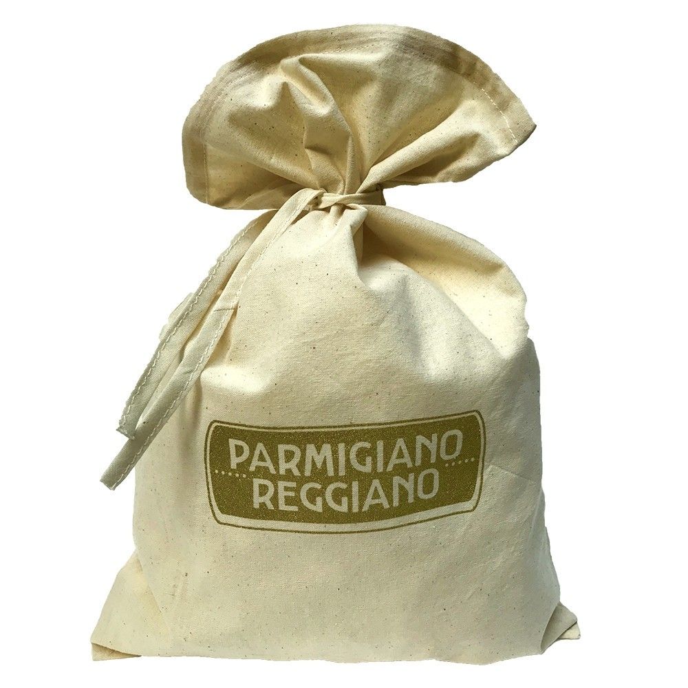 Un sacco di tela marchiato Parmigiano Reggiano è ripreso mentre contiene un formaggio DOP Bonat, stagionato per oltre 22 anni, dal profumo intenso.