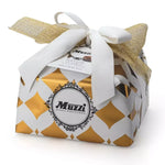 Un pacco regalo Natalia, in toni d'oro e bianco, adornato da un sofisticato fiocco, evoca la dolcezza e la tradizione del Natale.