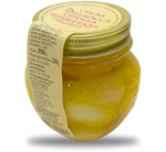 Vaso artigianale con cipolle borettane in agrodolce, bagnate in un olio dorato, e sigillato con un coperchio dello stesso colore, completato da un'etichetta raffinata.