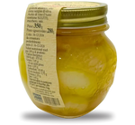 Un barattolo artigianale di cipolle borettane in agrodolce, con cipolle dorate galleggianti in un liquido ambrato, e un'etichetta dall'aspetto rustico.