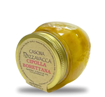 Un barattolo di vetro elegante racchiude le cipolle Borettane in agrodolce, prodotto artigianale di genuina tradizione italiana.