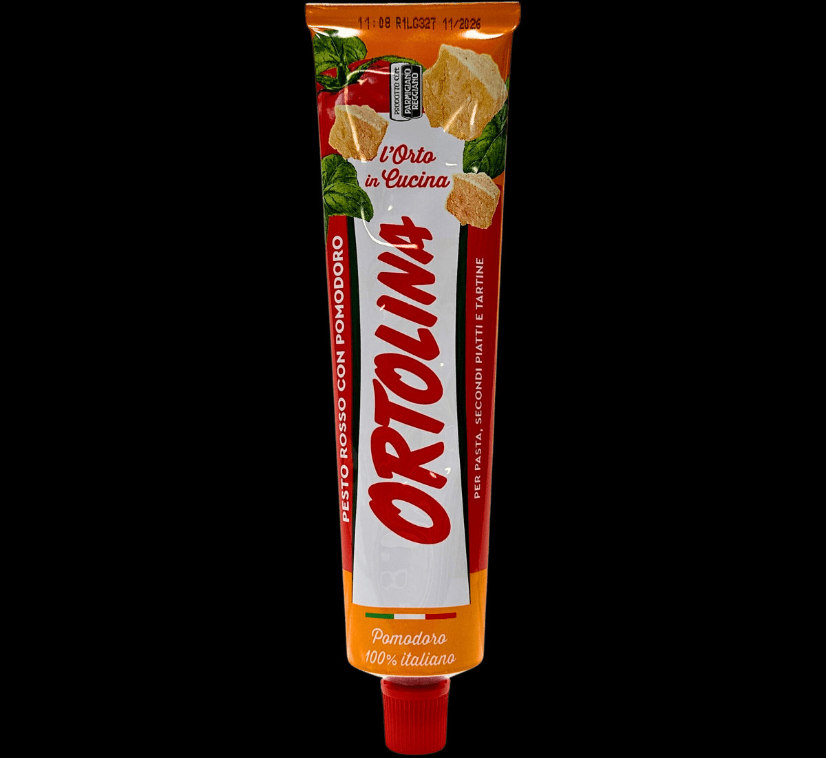Ortolina presenta un tubo di pesto rosso arricchito con Parmigiano Reggiano DOP, esaltato da un vivace tableau di pomodori e formaggio su uno sfondo nero.