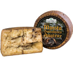 Un formaggio pecorino stagionato con tartufo, avvolto in una crosta rustica di legno, evoca le delizie aromatiche dei boschi di Amatrice.