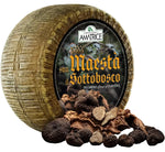 Splendida ruota di pecorino affinato al tartufo, riposata su un letto di tartufi neri, firmata SUA MAESTÀ IL SOTTOBOSCO DI AMATRICE.
