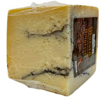 Gustoso pecorino stagionato al tartufo, chiamato Sua Maestà il Sottobosco di Amatrice, con un aroma profondo e terroso.