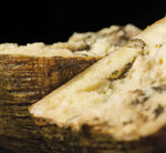Un formaggio pecorino stagionato, arricchito con tartufo, dalla scorza rugosa e dal profumo intenso evocativo del sottobosco di Amatrice.