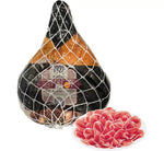Prosciutto di Parma DOP, stagionato per 24 mesi, disossato e custodito in rete protettiva, presentato intero su un piatto, contornato da fette sfogliate e fragranti.