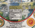 Un autentico Pecorino Toscano DOP Stagionato, con etichetta che indica dati nutrizionali, certificazione e origine da Val d'Orcia.