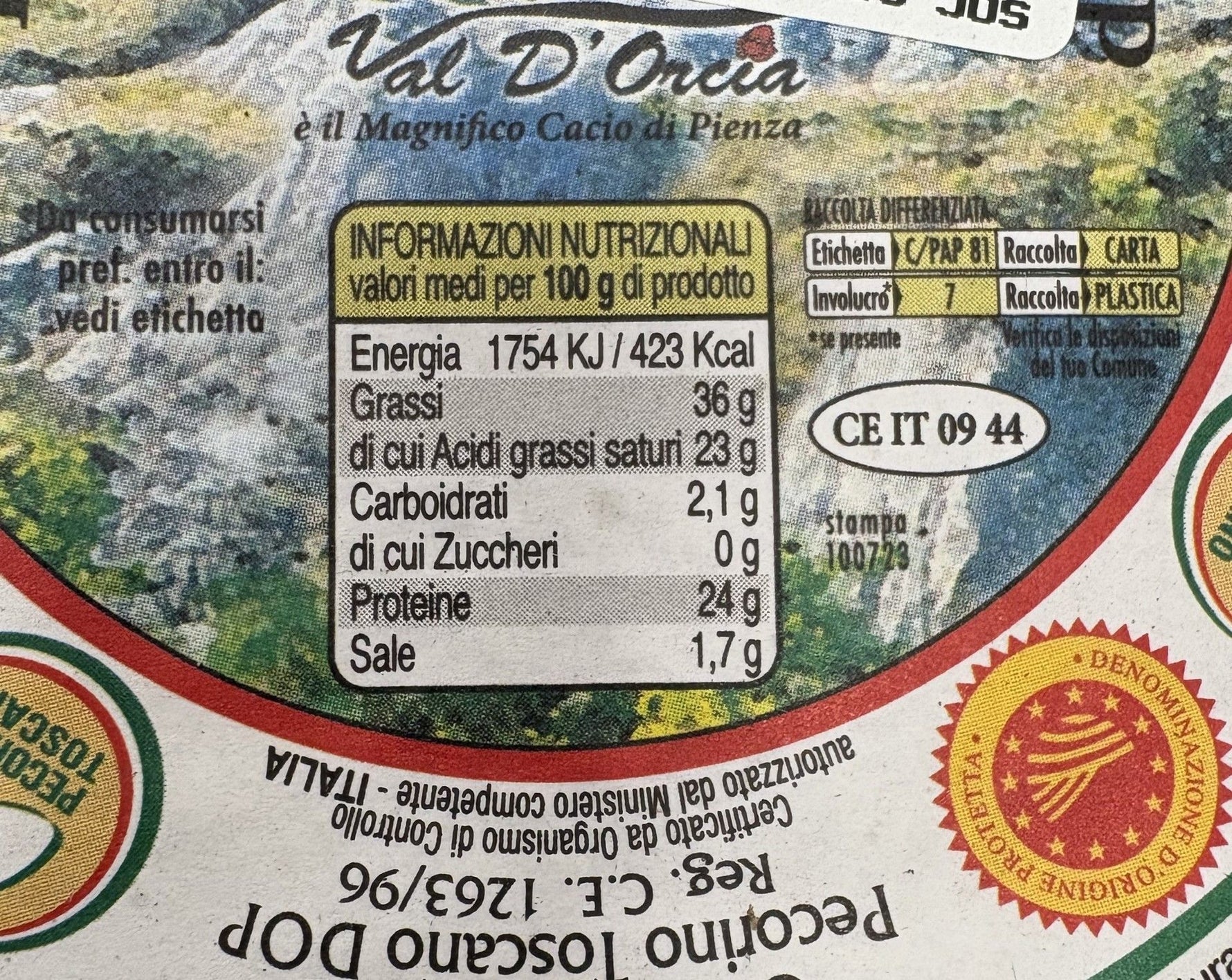 Un autentico Pecorino Toscano DOP Stagionato, con etichetta che indica dati nutrizionali, certificazione e origine da Val d'Orcia.