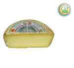 Mostra un Pecorino Toscano DOP stagionato, tagliato a metà. La crosta è dorata e l'interno giallo paglierino, con un gusto intenso e fragrante.