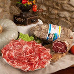 Esperienza olfattiva e gustativa sublime con l'affettato di una intera Coppa di Parma IGP, simbolo della cultura culinaria emiliana.