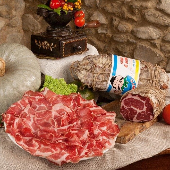 Esperienza olfattiva e gustativa sublime con l'affettato di una intera Coppa di Parma IGP, simbolo della cultura culinaria emiliana.