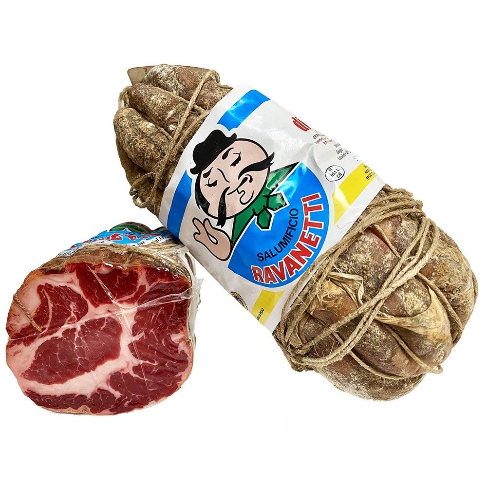 Un'intera Coppa di Parma IGP, stagionata per 2 mesi, con un'etichetta vivace. Il suo taglio rivela marezzature rosse e bianche.