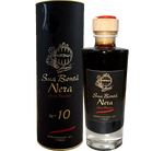 Una bottiglia di Sua Bontà Nera Gran Riserva, condimento balsamico di eleganza, si mostra raffinata accanto alla sua confezione.