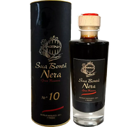 Una bottiglia di Sua Bontà Nera Gran Riserva, condimento balsamico di eleganza, si mostra raffinata accanto alla sua confezione.