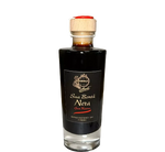 Sua Bontà Nera Condimento Balsamico, Gran Riserva, si presenta in una bottiglia elegante con etichetta nera sofisticata e tappo in legno.