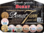 Un formaggio DOP Parmigiano Reggiano Bonat, stagionato per 7 anni, presentato in una confezione raffinata e decorata con medaglie di eccellenza.