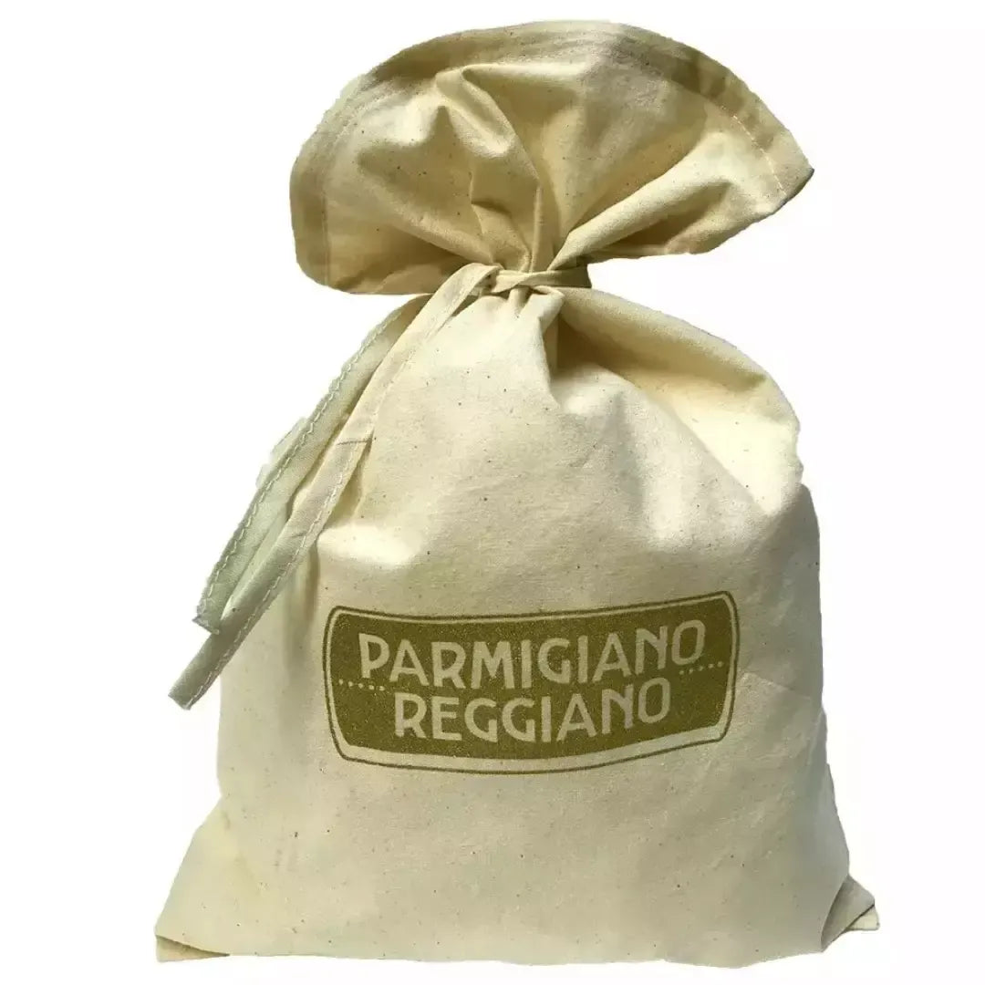 Elegante sacchetto di tessuto racchiude un Parmigiano Reggiano DOP stagionato 7 anni di Bonat, emblema del sapore italiano autentico.