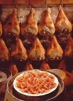 Esperienza culinaria autentica con il Prosciutto di Parma DOP, disossato a 18 mesi, dal sapore ricco e intenso.