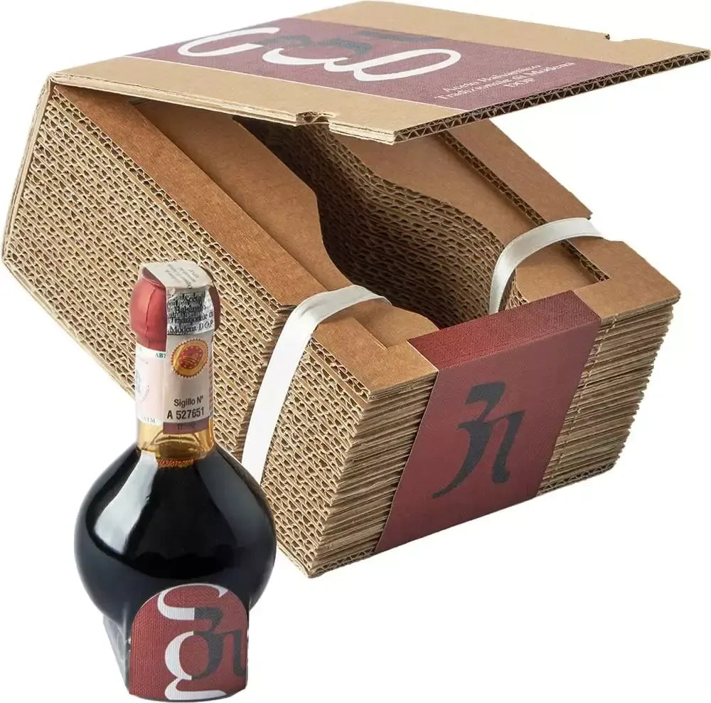 Packaging ecologico e ricercato avvolge una bottiglia sferica di Aceto Balsamico Tradizionale di Modena DOP, decisamente elegante.