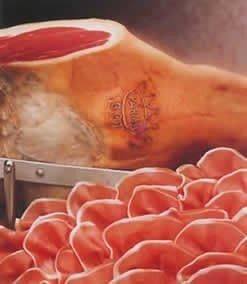 Un Prosciutto di Parma DOP, stagionato per 16 mesi, dal gusto dolce e dalla consistenza morbida, è presentato elegantemente su un vassoio.