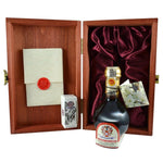 Elegante cofanetto di legno contiene Aceto Balsamico Tradizionale di Modena DOP Extra Vecchio, rivestito in raso rosso.