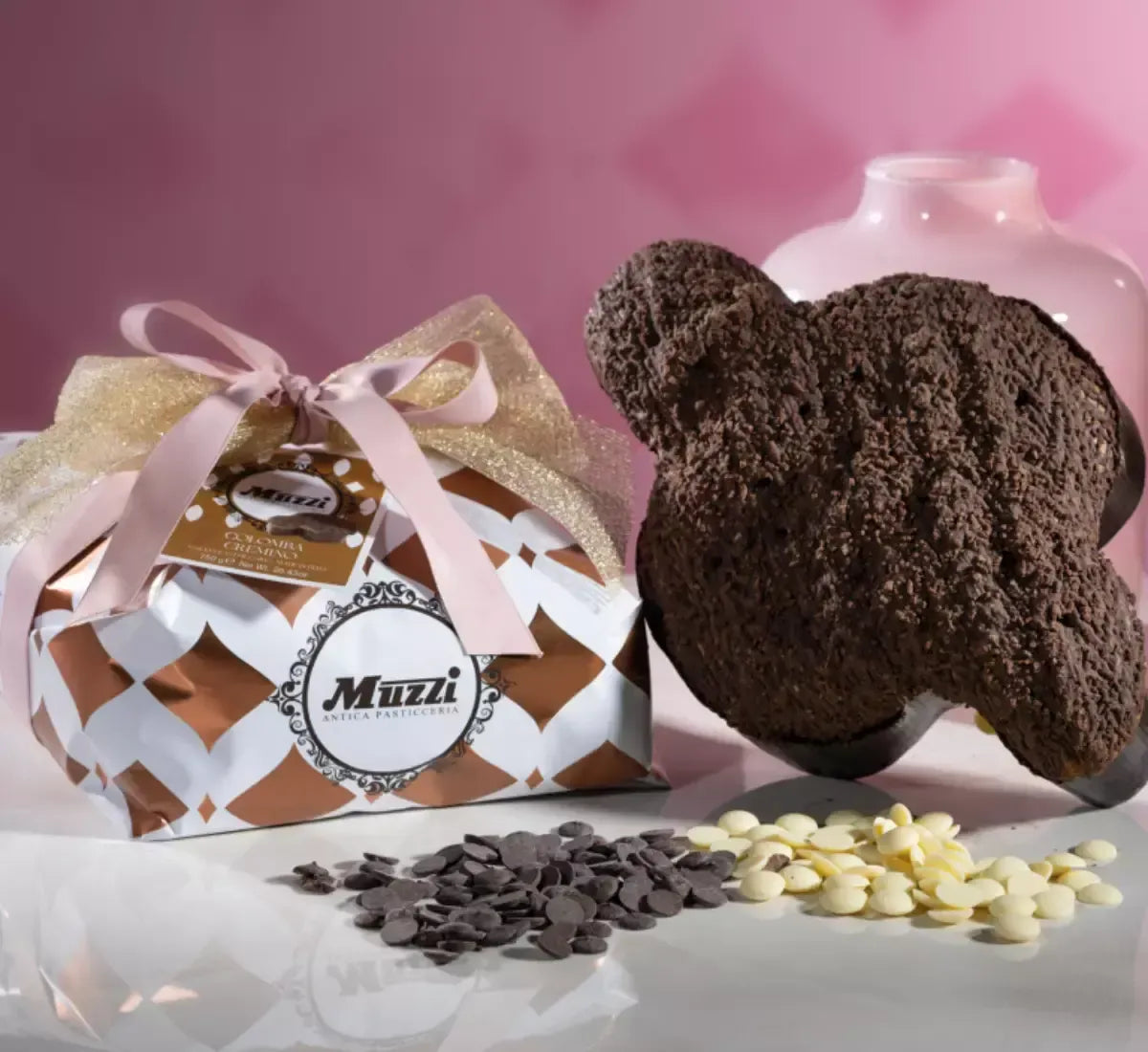 Un dolce pasquale, la Colomba Cremino Muzzi, abbellita da gocce di cioccolato bianco e una squisita crema al gianduia, presentata in un elegante incarto.