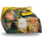 Un'elegante confezione animalier contiene una Colomba Limoncello, arricchita da crema di limoncello e glassa di cioccolato, per un gusto sofisticato.