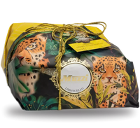 Un'elegante confezione animalier contiene una Colomba Limoncello, arricchita da crema di limoncello e glassa di cioccolato, per un gusto sofisticato.