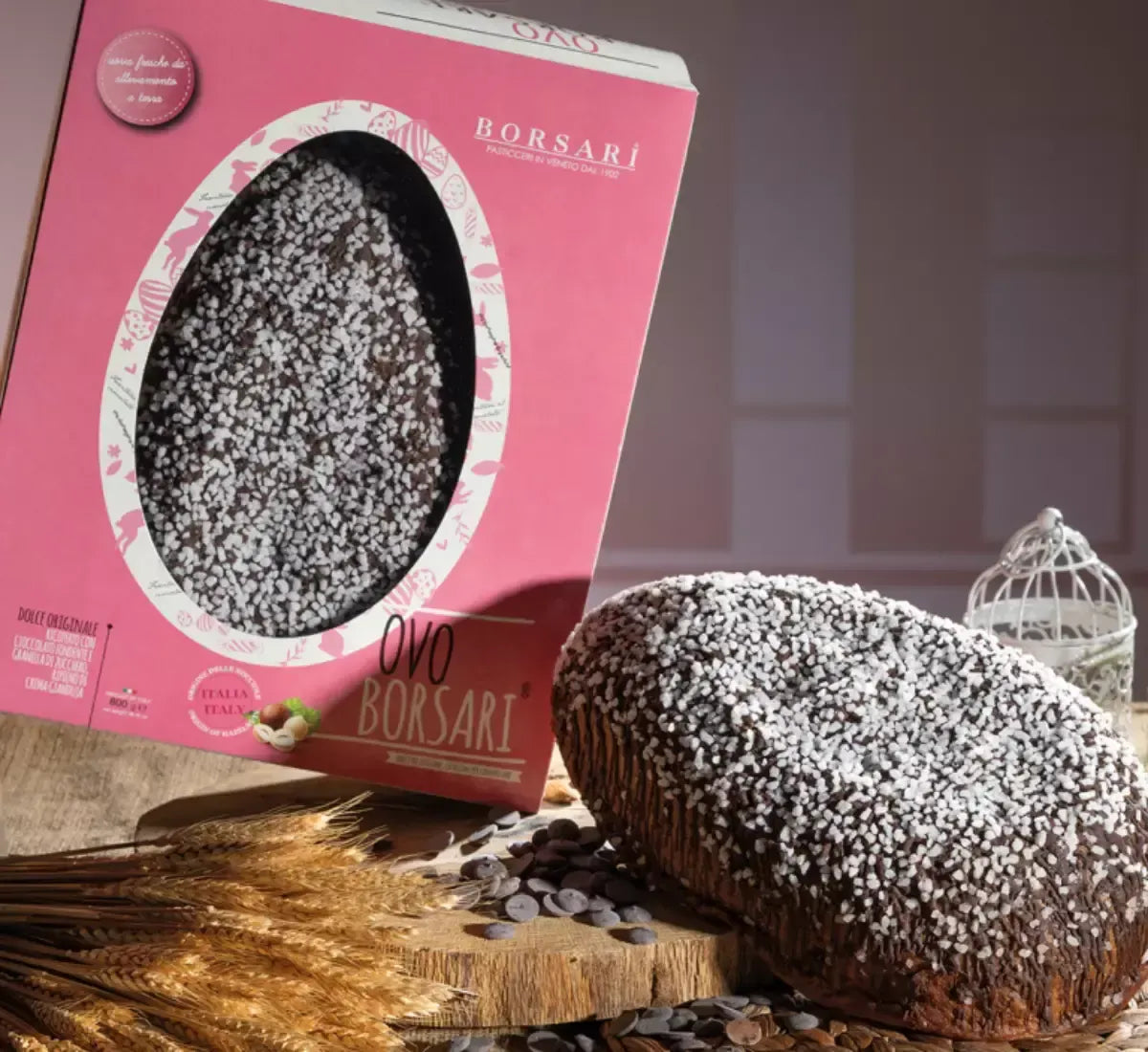 Dolce pasquale Ovo Borsari®: un delizioso connubio di crema gianduia e glassa al cioccolato, presentato in una scatola rosa e ornato di zucchero a granella.