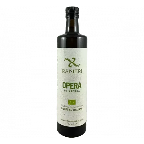 Un'elegante bottiglia di olio extra vergine d'oliva bio, prodotto italiano firmato Ranieri. L'etichetta è verde, in netto contrasto con lo sfondo bianco.