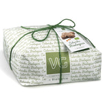 Un cesto pasquale biologico che presenta una colomba artigianale, splendidamente avvolto in carta di alta qualità con un fiocco verde, ideale per un dono significativo.