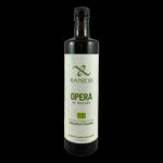 L'Opera di Natura offre un olio d'oliva biologico italiano, confezionato in una bottiglia da 750 ml con etichetta verde, ideale per la Pasqua.