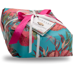 Un festoso box pasquale impreziosito da un design floreale multicolore e un nastro rosa e bianco. Ideale per celebrare la Pasqua.