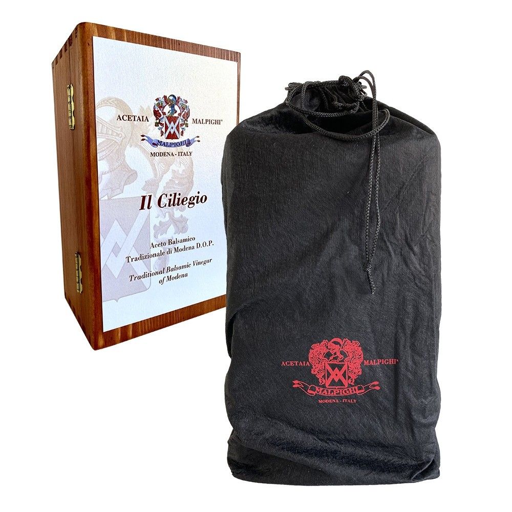 Aceto Balsamico Tradizionale di Modena Extra Vecchio 'Il Ciliegio', sapientemente presentato in una raffinata scatola di legno e un lussuoso sacchetto nero.