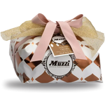 La confezione Muzzi, avvolta in carta dorata e impreziosita da un fiocco rosa, è perfetta per la Pasqua. Contiene dolci raffinati ed eleganti.