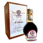 Affiancato da una scatola di legno elegante, è il lussuoso aceto balsamico tradizionale 'Il Ciliegio' di Modena.