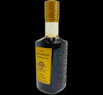 Aceto Balsamico di Modena IGP Gold, presentato in un'elegante bottiglia, offre un sapore intenso e ricco di tradizione, perfetto per arricchire ogni piatto.