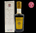 Un'elegante bottiglia di Aceto Balsamico di Modena IGP Gold, presentata nella sua scatola raffinata, marchiata Acetaia Malpighi.