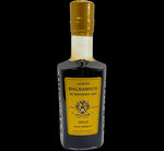 Una raffinata bottiglia d'aceto balsamico di Modena Gold, con la sua etichetta dorata, è densa e perfetta per i gourmet più esigenti.