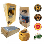 Scopri il Cofanetto Virtus con Parmigiano Reggiano di montagna stagionato, grattugia di legno e formaggiera sofisticata.
