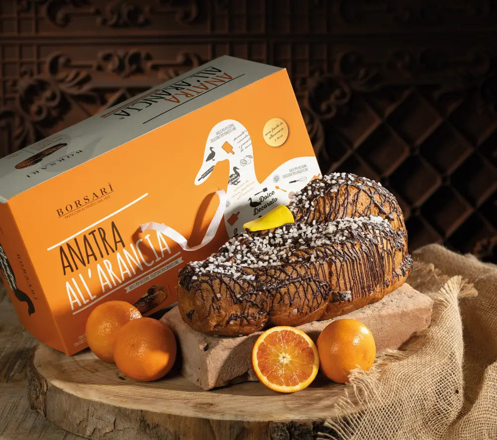 Dolce gourmet anatra all'arancia presentato elegantemente in un'ambientazione festiva.