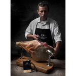 Prosciutto di Parma 36 mesi Simonini Benedicto in ambientazione gastronomica.