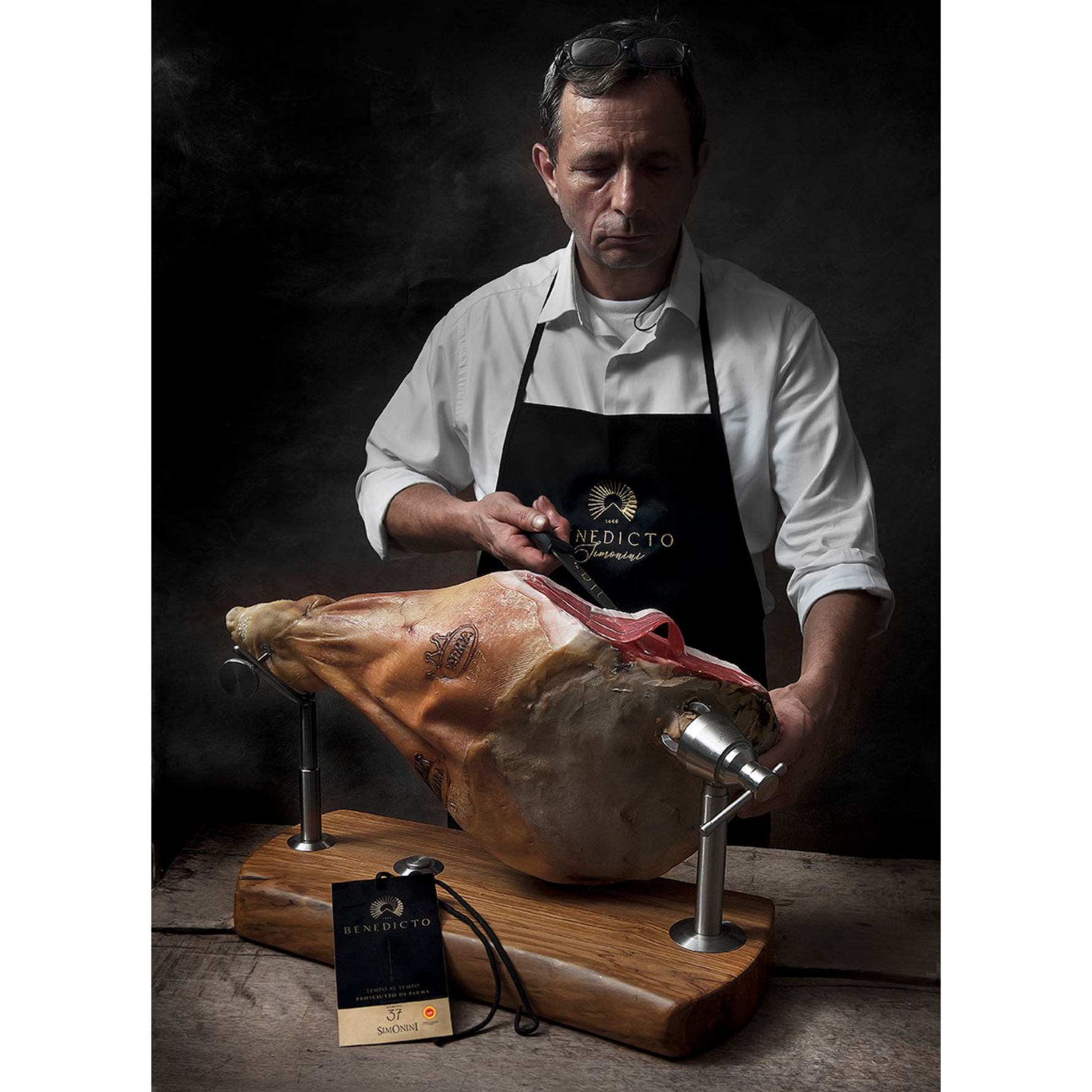 Prosciutto di Parma 36 mesi Simonini Benedicto in ambientazione gastronomica.
