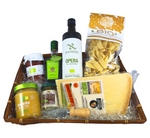 Un cesto regalo biologico con autentiche prelibatezze italiane: Parmigiano stagionato, olio d'oliva e pesto, per un gusto sostenibile.